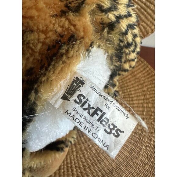 Six Flags plush toy tiger - Picture 8 of 9
